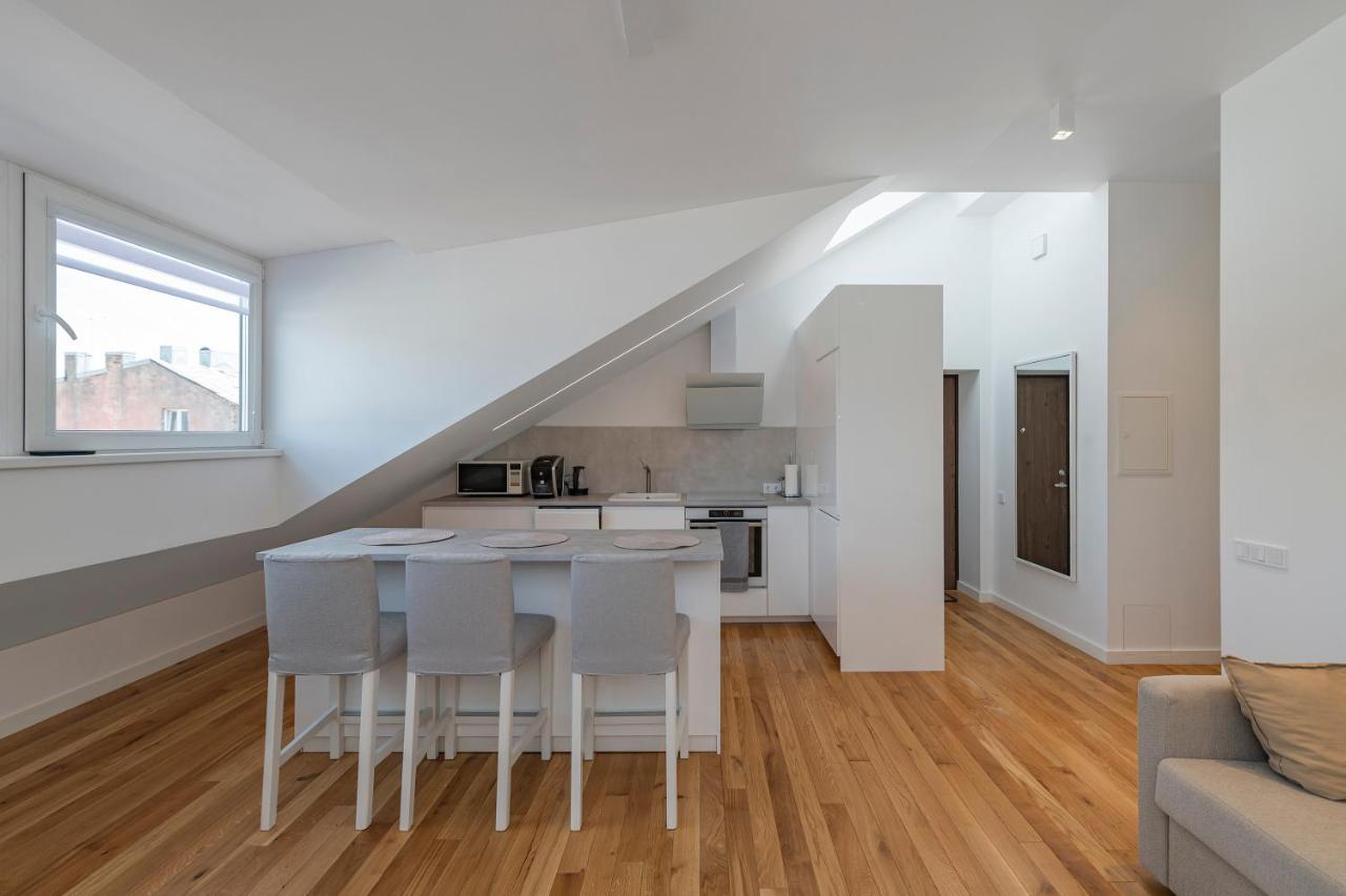 White 1 Bd Old Town Apartment By Hostlovers Каунас Екстериор снимка