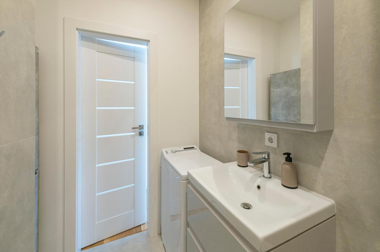 White 1 Bd Old Town Apartment By Hostlovers Каунас Екстериор снимка